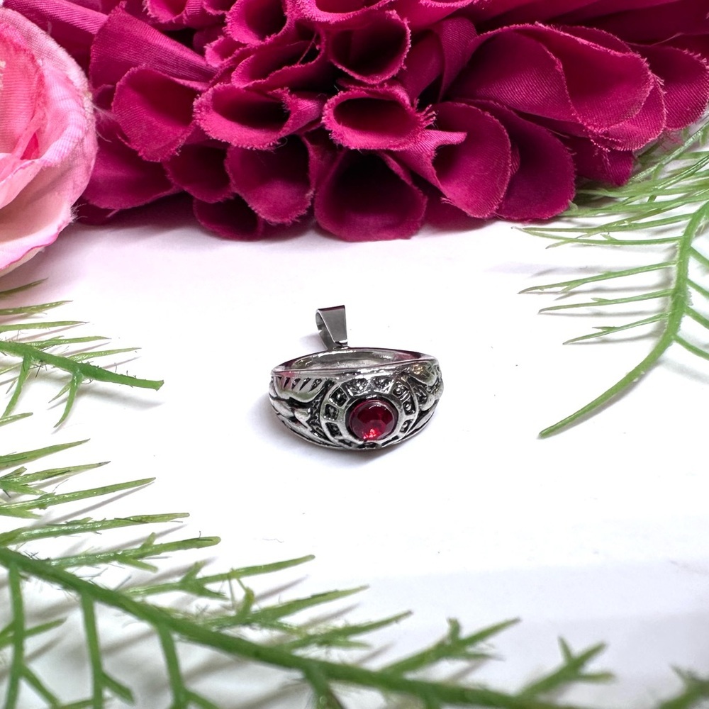 VINTAGE⚜️Red Gemstone Ring Charm - Picture 2 of 5